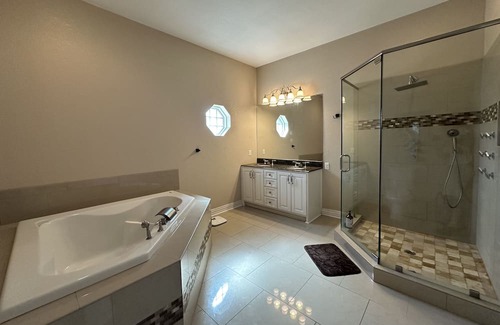 Whitehouse House | Mini Mansion 5-bedroom house in lovely Whitehouse with WiFi, Sauna, etc.