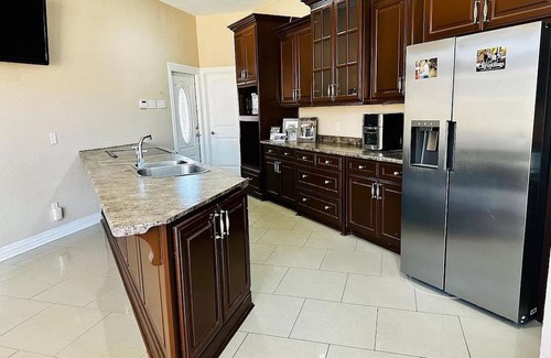 Whitehouse House | Mini Mansion 5-bedroom house in lovely Whitehouse with WiFi, Sauna, etc.