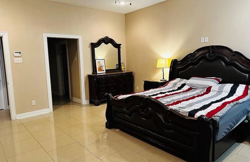 Whitehouse House | Mini Mansion 5-bedroom house in lovely Whitehouse with WiFi, Sauna, etc.