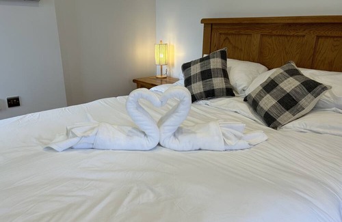 Farley Cabin | NEW King Bed Romantic Cabin - Must See Landscapes