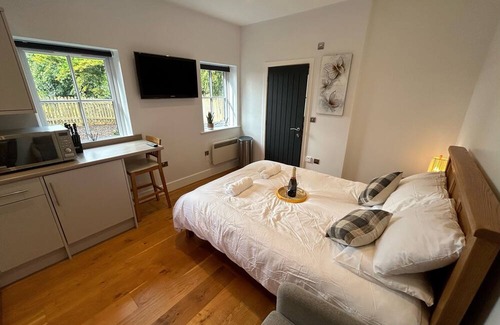 Farley Cabin | NEW King Bed Romantic Cabin - Must See Landscapes