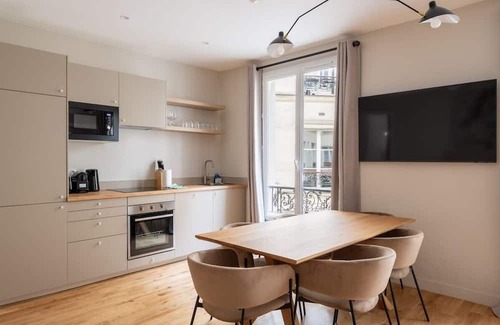 Quartier de la Goutte-d'Or Apartment | Luxe, State of the Art Suite near Montmartre