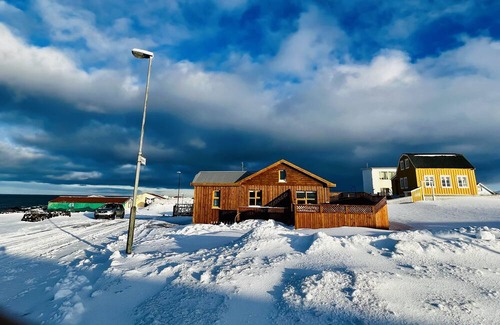 Hellissandur Cottage | Enchanting Ocean Clif 1-bedroom cottage in Hellissandur