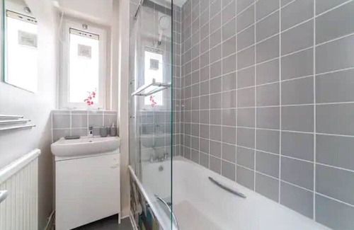 Larkhall Apartment | Great Central Ground floor flat with free parking child friendly vauxhall