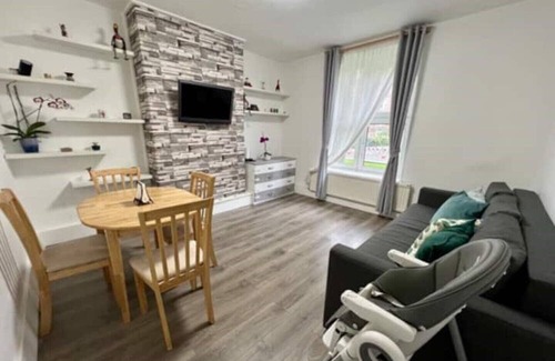 Larkhall Apartment | Great Central Ground floor flat with free parking child friendly vauxhall