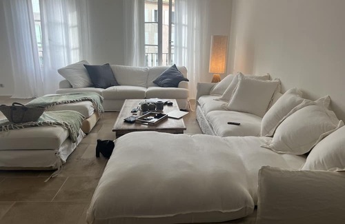 Saint-Tropez Apartment | ST Tropez Plein Centre Appartement Lumineux Avec Parking Place des Lices