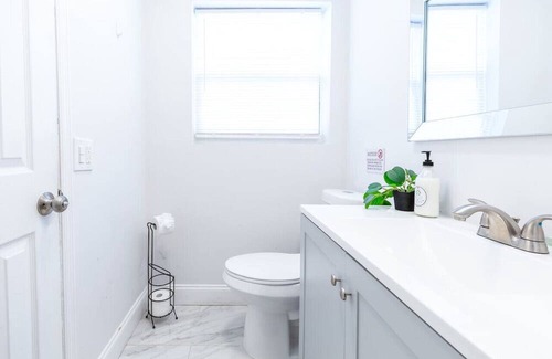 East Fort Lauderdale Apartment | 5 min to BEACH walk to restaurant, bars, mall, etc