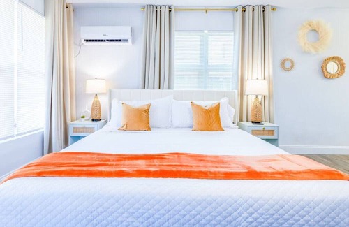 East Fort Lauderdale Apartment | 5 min to BEACH walk to restaurant, bars, mall, etc