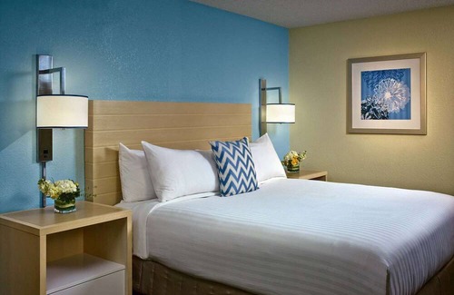 Houston House | Perfect for Groups! Spacious Unit w/ Kitchen, Outdoor Pool, Free Bfast & Parking