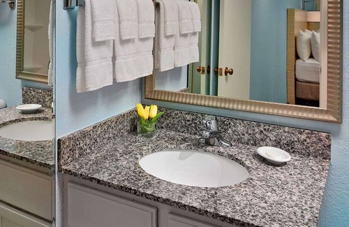 Houston House | Perfect for Groups! Spacious Unit w/ Kitchen, Outdoor Pool, Free Bfast & Parking