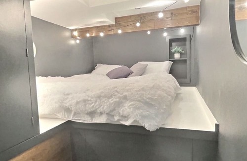 South Twickenham Apartment | Stylish apartment with cinema den. Close to nature parks, riverside and stadium.