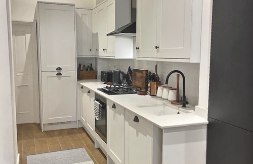 South Twickenham Apartment | Stylish apartment with cinema den. Close to nature parks, riverside and stadium.