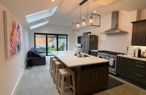 Canbury Apartment | Stunning 3 Bed House