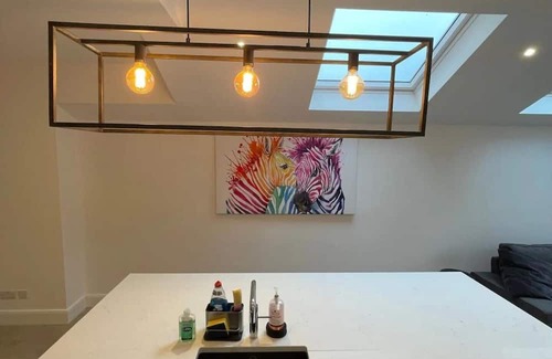 Canbury Apartment | Stunning 3 Bed House