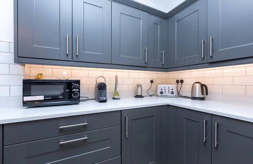 Canbury Apartment | Stunning 3 Bed House