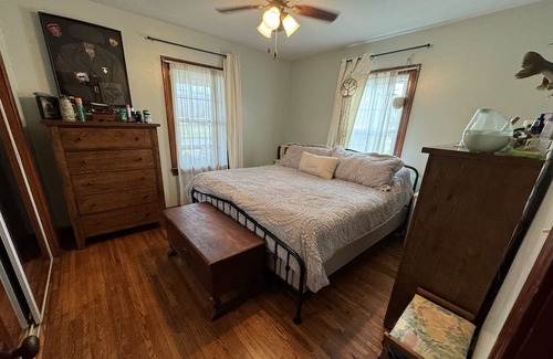 Mount Carmel House | 2024 Solar Eclipse Full Totality Location! 2 Bedroom 1 Bath Home