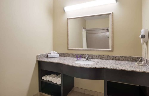 Saint Landry House | 3 Budget-Friendly Accommodations in Knights Inn Bunkie! Pool, Free Breakfast!