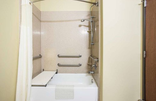 Saint Landry House | 3 Budget-Friendly Accommodations in Knights Inn Bunkie! Pool, Free Breakfast!