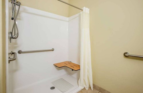Saint Landry House | 3 Budget-Friendly Accommodations in Knights Inn Bunkie! Pool, Free Breakfast!