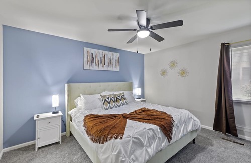 Towson Apartment | Heart of Towson|Pool|King|Parking|600Mbps|Gym