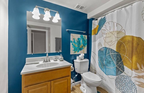 Towson Apartment | Heart of Towson|Pool|King|Parking|600Mbps|Gym