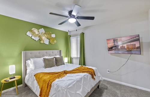 Towson Apartment | Heart of Towson|Pool|King|Parking|600Mbps|Gym