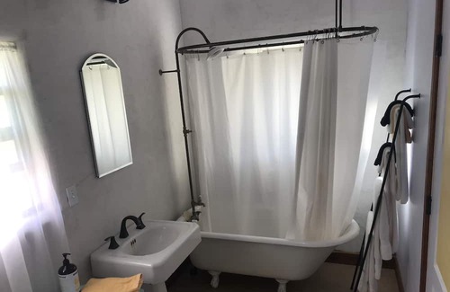 Middletown Cottage | Strawbale Farmhouse in Middletown