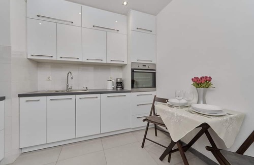 Krzyki Apartment | Lively Green Apartment by Renters