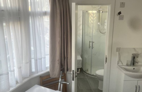 South Harrow Apartment | Brand New Studio Flat 5 minutes from central london