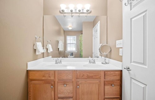 East Highland Park House | Chic Townhouse Retreat: Your Home Away from Home!