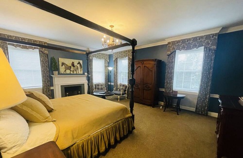 Clemmons Apartment | Johnson Room King - Non- Smoking- No Pet