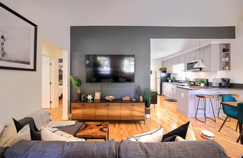 Santa Ana Apartment | ⁂10min-Airport⁂65"Smart Tv⁂DTSA⁂Self Check-In⁂AC⁂