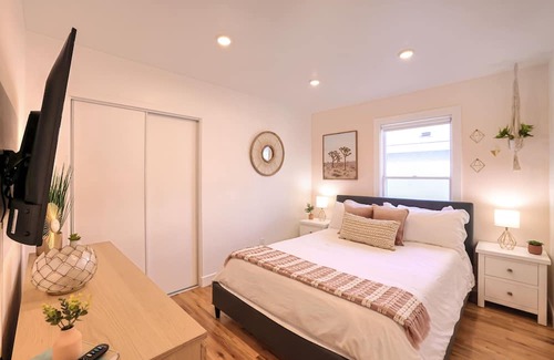 Santa Ana Apartment | ⁂10min-Airport⁂65"Smart Tv⁂DTSA⁂Self Check-In⁂AC⁂