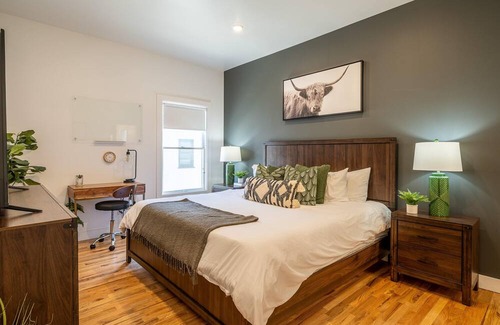 Santa Ana Apartment | ⁂10min-Airport⁂65"Smart Tv⁂DTSA⁂Self Check-In⁂AC⁂