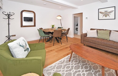 Sandbach House | Perfect Fusion of Comfort and Convenience at Chapel House. BOOK NOW!