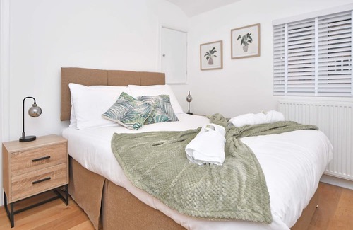 Sandbach House | Perfect Fusion of Comfort and Convenience at Chapel House. BOOK NOW!