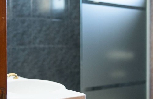 San Carlos de Bariloche Cabin | Marble Home. Mtn Views. Garage Access. BBQ. Garage