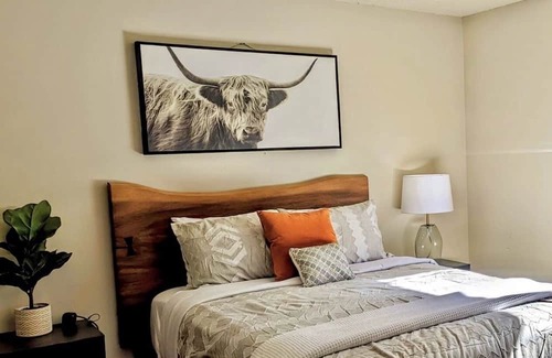 Chico Apartment | Walk to Downtown & Chico State. Spacious 2 Bedroom with Parking. Pets welcome!