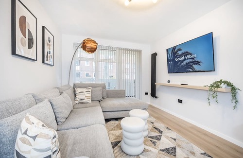 Goresbrook Apartment | Well presented and stylish 2 bedroom apartment close to Station. Free Parking!