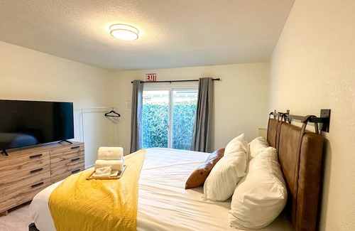 Tustin House | Magical Retreat Minutes from Disneyland! Elderly-Friendly, Newly Remodeled 5BR.