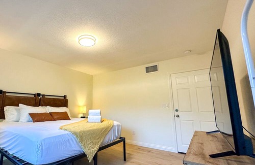 Tustin House | Magical Retreat Minutes from Disneyland! Elderly-Friendly, Newly Remodeled 5BR.