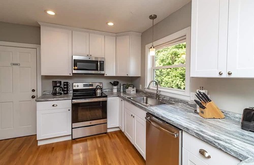 Harrison House | 2-Bedroom Duplex with Pvt Backyard in Minneapolis
