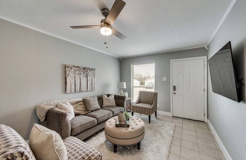 Duncanville House | Stylish Home-Perfect for Business / Leisure Travel