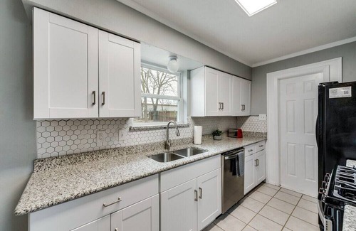 Duncanville House | Stylish Home-Perfect for Business / Leisure Travel