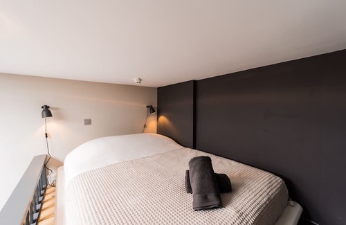 Zuidwal Apartment | Haya Historic - 'pinot Noir'