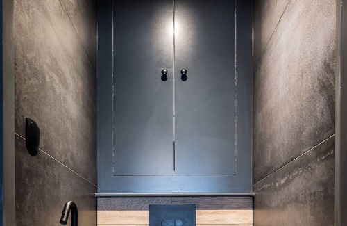 Zuidwal Apartment | Haya Historic - 'pinot Noir'