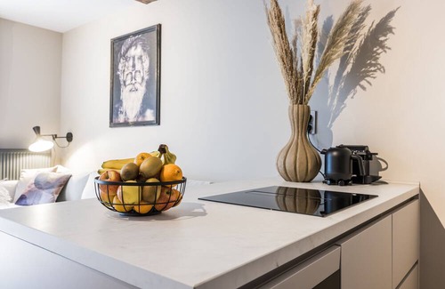 Zuidwal Apartment | Haya Historic - 'pinot Noir'