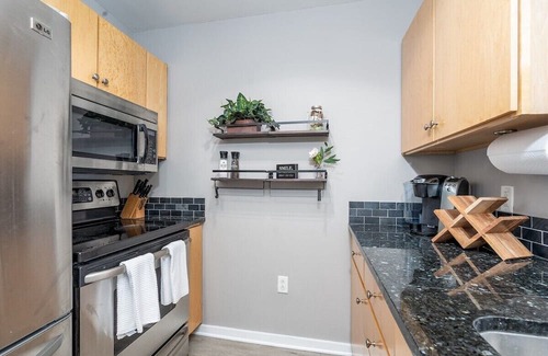 Fourth Ward Condo | Free Parking I Uptown Luxury w/ Pool & Rooftop