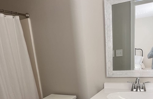Hampton House | COZY CONDO W/LAKEVIEW! CLOSE TO COLISEUM, BEACHES, AND PENINSULA TOWN CENTER