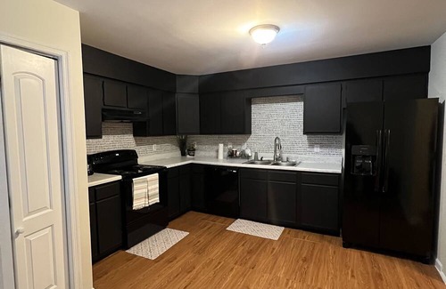 Hampton House | COZY CONDO W/LAKEVIEW! CLOSE TO COLISEUM, BEACHES, AND PENINSULA TOWN CENTER